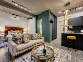 Upmarket and Stylish Apartment With Rooftop Pool.